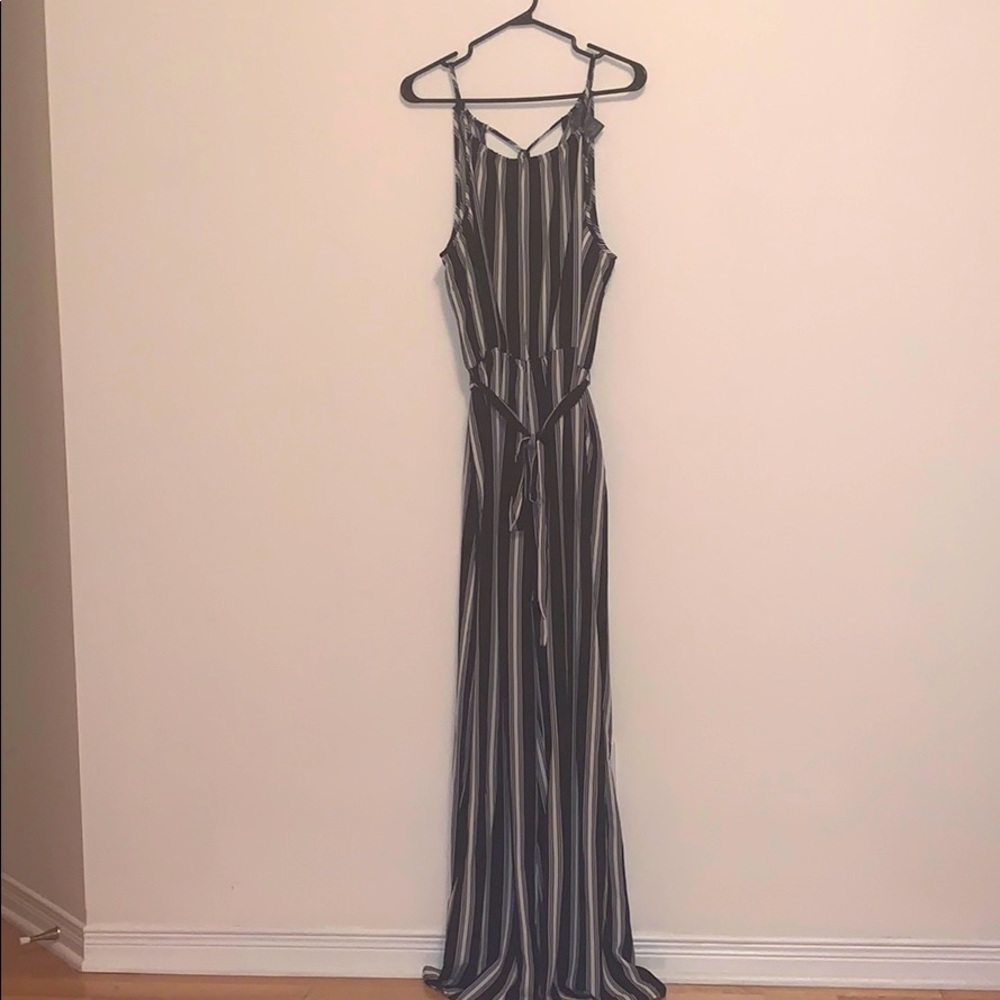 ❗️NWT❗️👚 Halter jumpsuit with belt